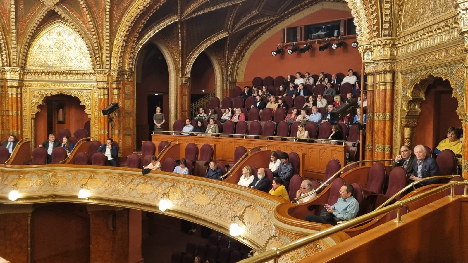 Sesión de preguntas en la sala del Teatro Uránia