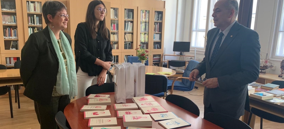 Embajador de Colombia en Hungría, Ignacio Ruiz, entregó a la Directora del Departamento de Estudios Hispánicos de la Universidad Eotvos Lorand, la colección: “Biblioteca de Escritoras Colombianas”