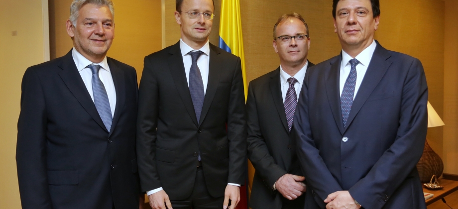 Ministro de Asuntos Exteriores y Comercio de Hungría llegó a Colombia para reunirse con el Presidente Santos y la Canciller Holguín, e inaugurar la embajada 
