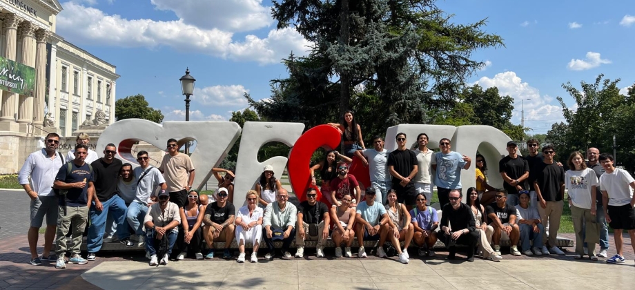 Foto con la delegación de natación recibida por Embajada de Colombia en Hungría y Cónsul Honoraria en Szeged  