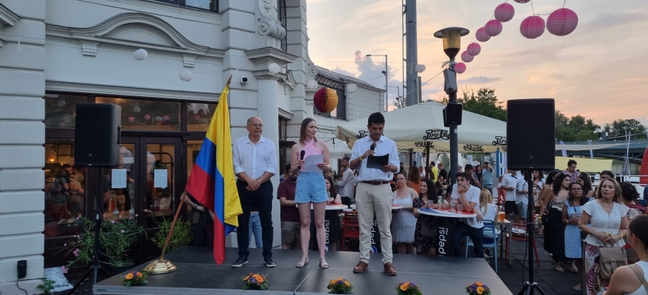 Embajador le habla a la comunidad colombiana que asiste al parque Varosliget para celebrar la Independencia Nacional.