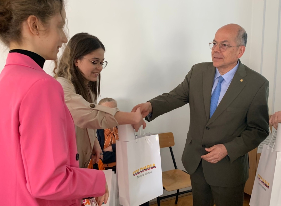 Embajador colombiano Ignacio Ruiz participó de la entrega de premios del concurso cultural