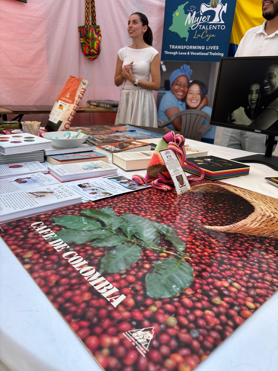 La Embajada de Colombia en Hungría dio a conocer a los visitantes la rica variedad cultural y geográfica que solo el país de la belleza puede ofrecer.
