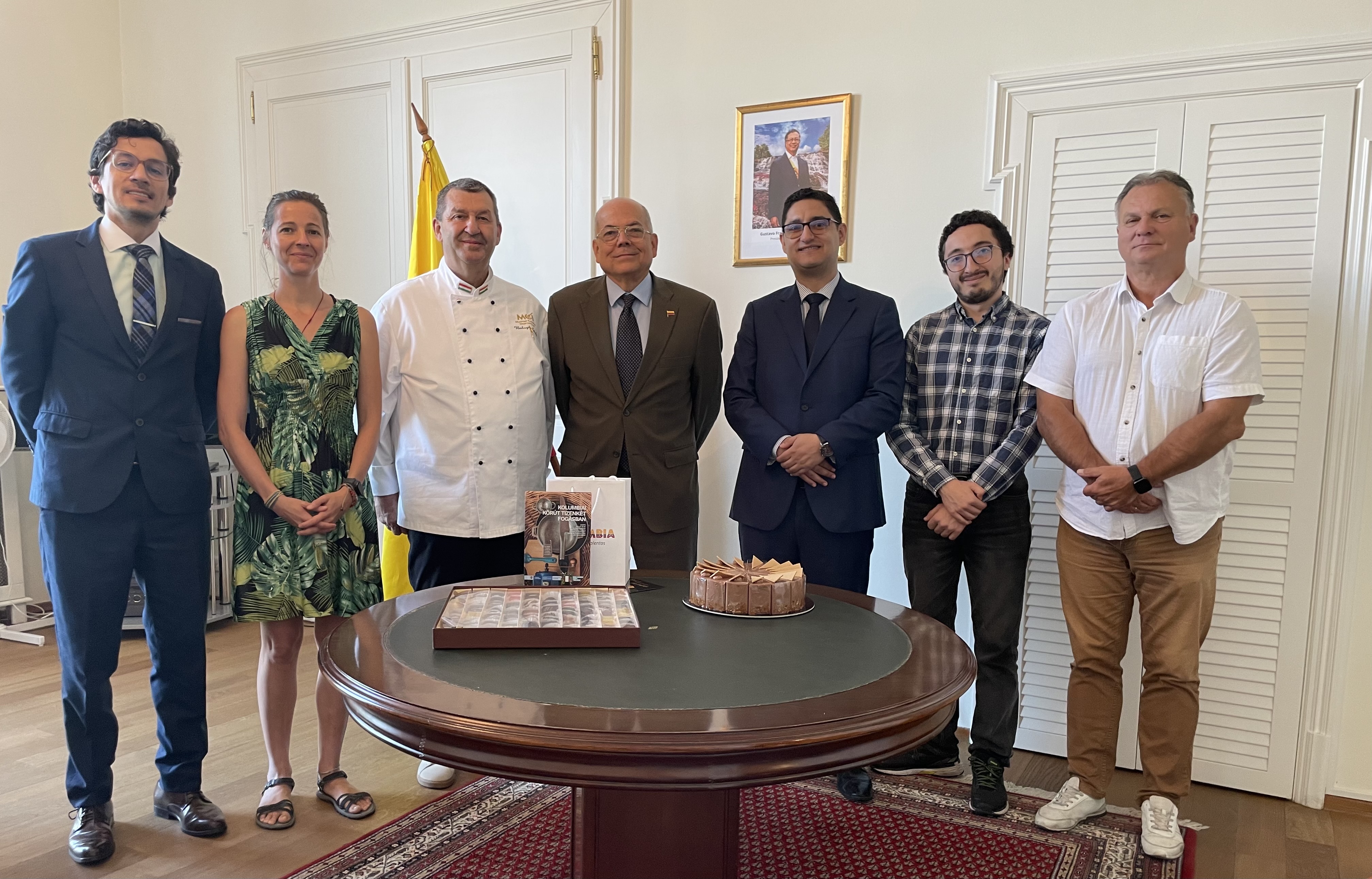 Embajador Ignacio Ruiz se reúne con maestro pastelero ganador del concurso “Pastel Húngaro 2025”, previo a su visita a Colombia