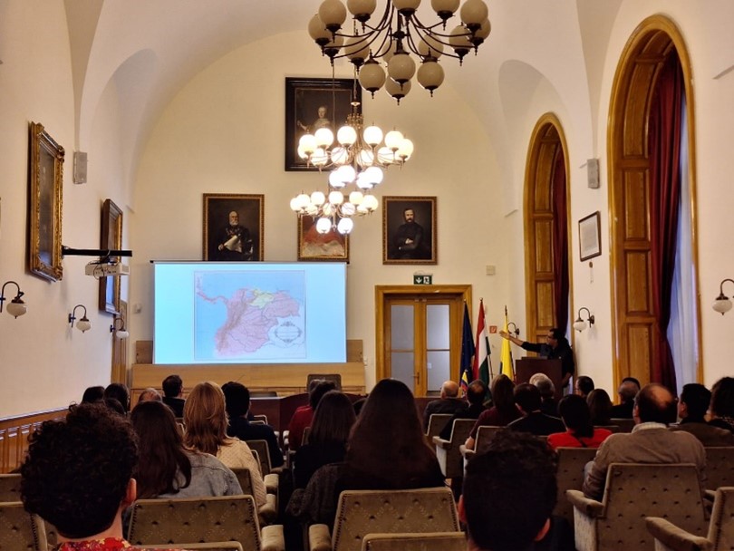 Presentación de Javier Ortiz Cassiani en la Univerisdad Eötvös Loránd.