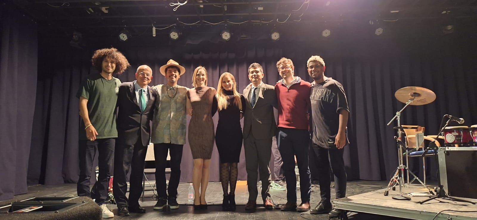 La Embajada de Colombia en Hungría ofreció un concierto de grupo musical El Caribefunk en el salón de eventos Aranytíz en la ciudad de Budapest