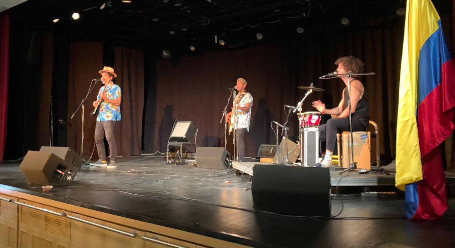 La Embajada de Colombia en Hungría ofreció un concierto de grupo musical El Caribefunk en el salón de eventos Aranytíz en la ciudad de Budapest