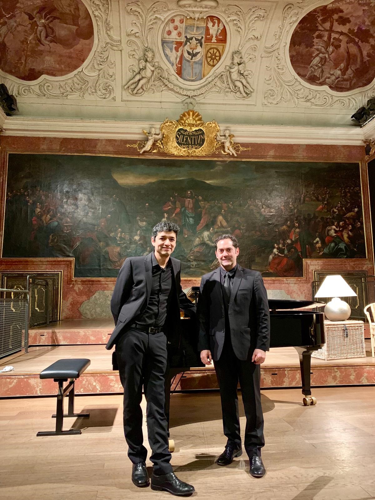 La Embajada de Colombia en Hungría presentó el concierto “Tras las huellas de Gabo” con el tenor colombiano Alejandro Escobar acompañado por Pablo Rojas 