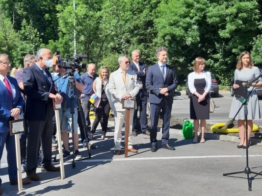 Embajadores de América Latina siembran árboles en el parque Normafa de Budapest