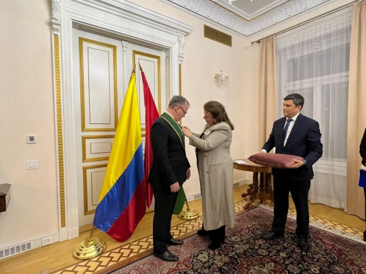 Ceremonia de condecoración del Ex-Embajador de Hungría en Colombia Lóránd Endreffy con la Gran Cruz de la Orden de San Carlos