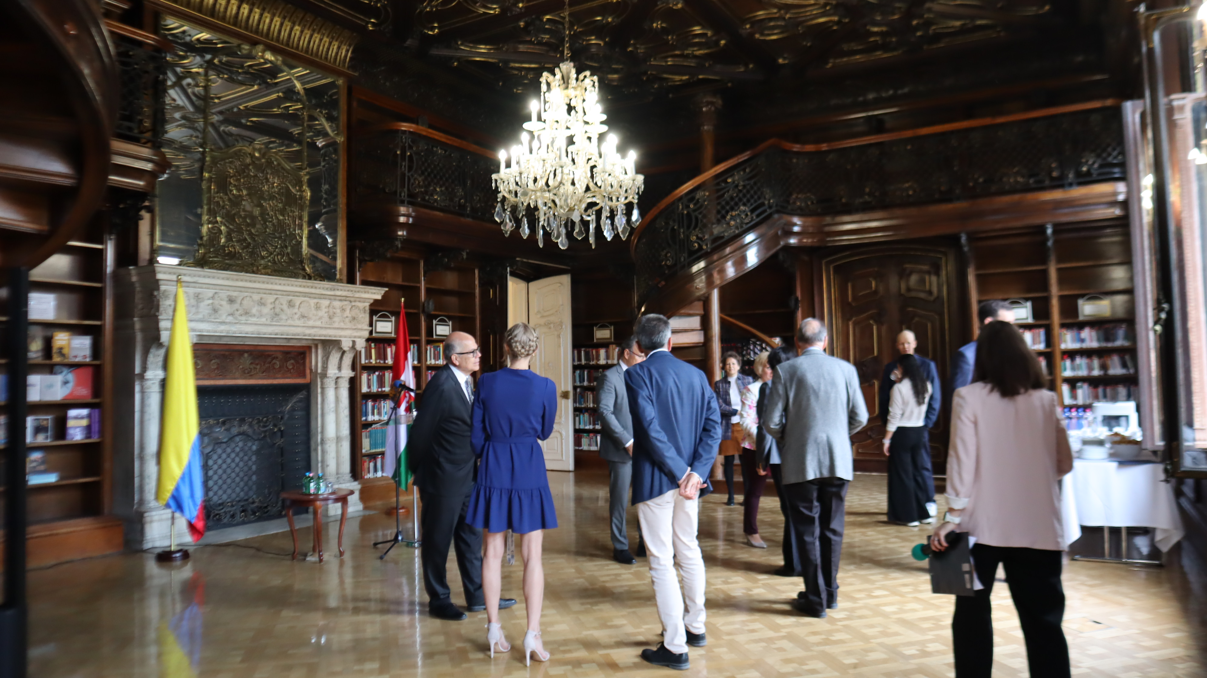 Colombia deja su huella literaria en Hungría: Embajada donó colección de autores colombianos a reconocida biblioteca de Budapest