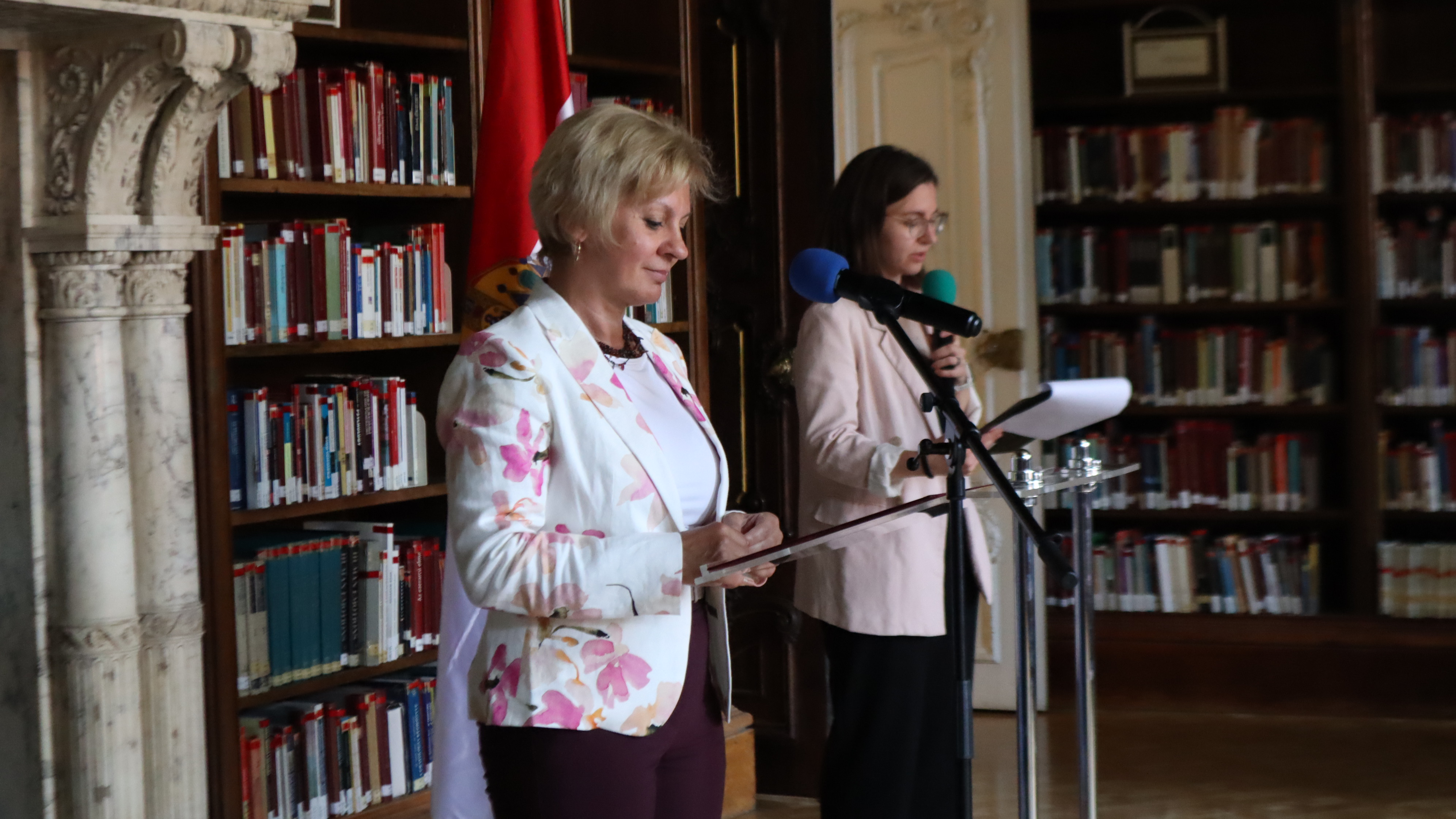 Colombia deja su huella literaria en Hungría: Embajada donó colección de autores colombianos a reconocida biblioteca de Budapest