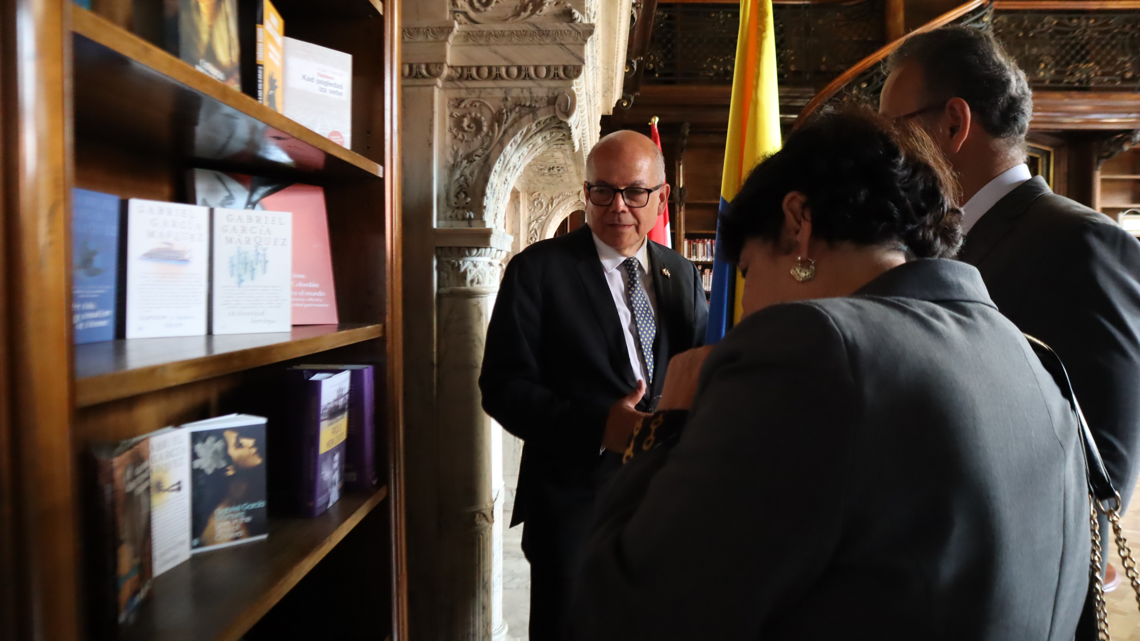 Colombia deja su huella literaria en Hungría: Embajada donó colección de autores colombianos a reconocida biblioteca de Budapest