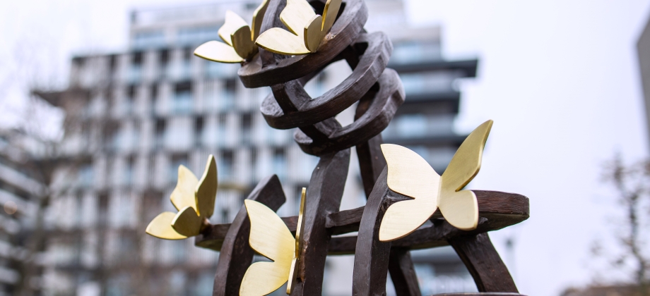 Embajada de Colombia inaugura en Budapest la obra escultórica “El abrazo de las mariposas amarillas”, del artista colombiano Joaquín Restrepo, en homenaje a Gabriel García Márquez