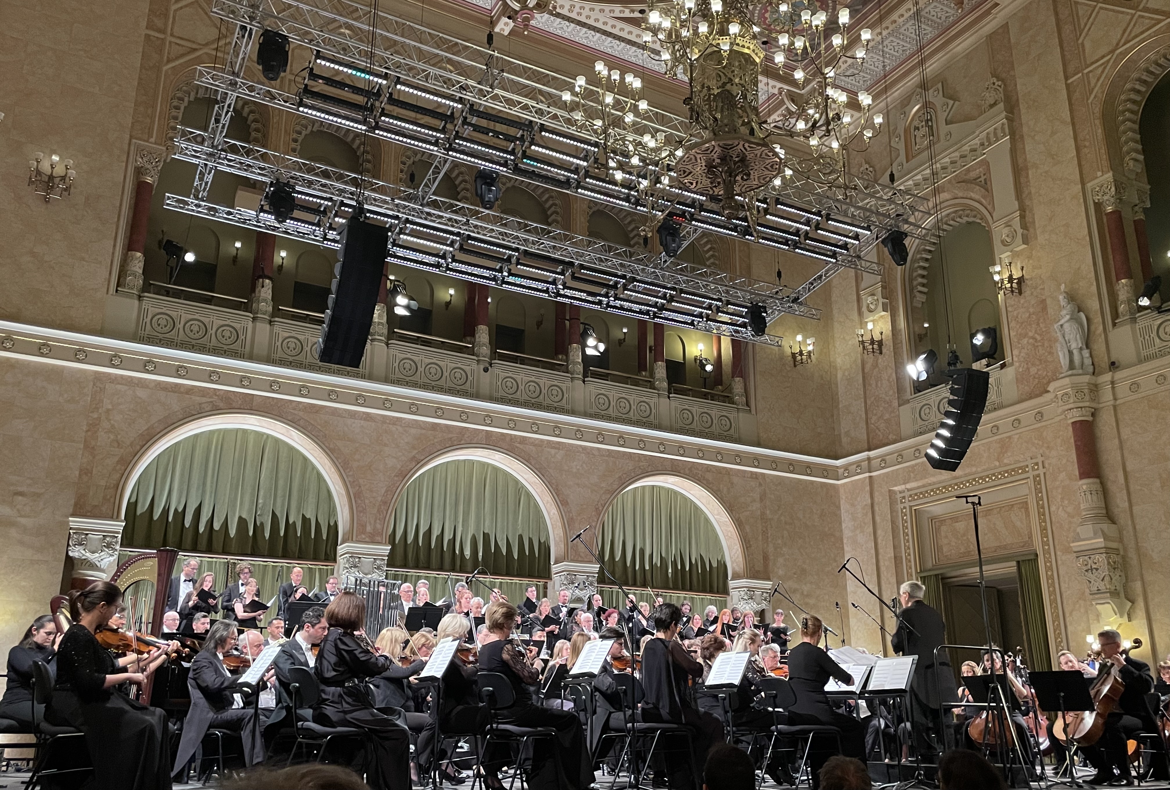 Orquesta Sinfónica de Budapest interpretó obras del compositor colombiano Andrés Cuervo Casabianca en el I Concierto del Festival de Primavera.