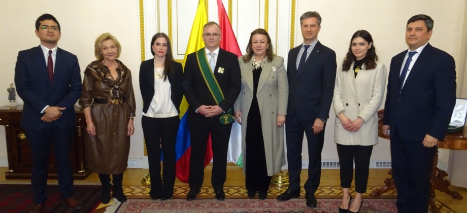 Ceremonia de condecoración del Ex-Embajador de Hungría en Colombia Lóránd Endreffy con la Orden de San Carlos