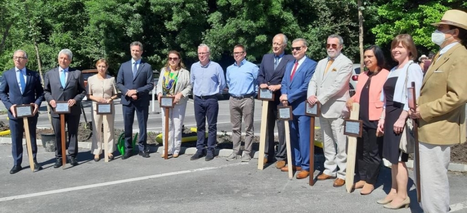 Embajadores de América Latina siembran árboles en el parque Normafa de Budapest