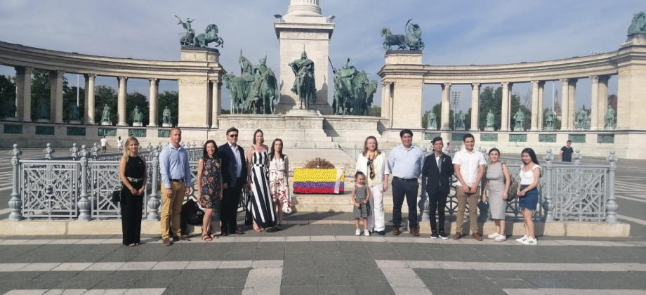 Embajada de Colombia en Hungría celebró el 7 de agosto con dos ceremonias en lugares emblemáticos de Budapest