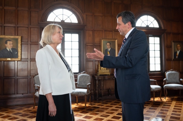 Viceministro de Relaciones Exteriores, Francisco Echeverri, recibió copia de las cartas credenciales de la nueva Embajadora de Hungría en Colombia, Anna Zsófia Villegas-Vitézy.