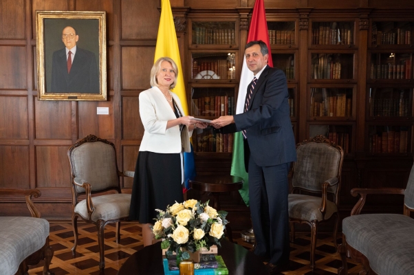 Viceministro de Relaciones Exteriores, Francisco Echeverri, recibió copia de las cartas credenciales de la nueva Embajadora de Hungría en Colombia, Anna Zsófia Villegas-Vitézy.