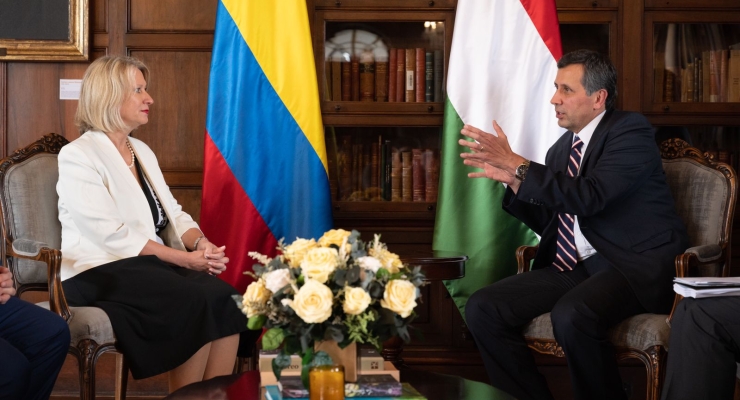 Vicecanciller Francisco Echeverri recibe copia de cartas credenciales de la nueva Embajadora de Hungría en Colombia