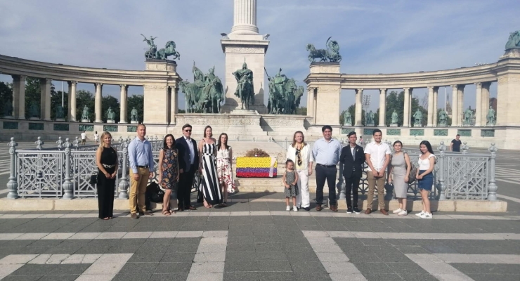 Embajada de Colombia en Hungría celebró el 7 de agosto con dos ceremonias en lugares emblemáticos de Budapest