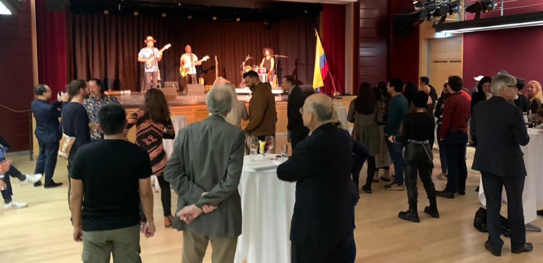 La Embajada de Colombia en Hungría ofreció un concierto de grupo musical El Caribefunk en el salón de eventos Aranytíz en la ciudad de Budapest